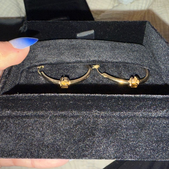 ❌SOLD❌Dolce & Gabbana DG logo charm hoop earring - Picture 5 of 9